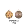 Vue détaillée du pendentif boussole rond, alliage goutte d'huile, 17,5x20,4 mm, gros plan. - Style Boussole Vintage (#16)