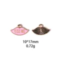Vue détaillée du pendentif lèvre rose avec texte KISS ME, accessoire bijoux DIY en alliage 10x17mm. - Taille #16