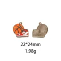 Gros plan détaillé du pendentif en émail et alliage représentant un ballon et une sneaker. - Baskets de Basketball (#6)
