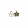 Close-up detail van vijfbladige bloem legering DIY sieraden bedels, schattige hanger. - Bloem / Wit