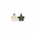 Gedetailleerde opname van schattige vijfbladige bloemhanger sieraden, roze en zwart. - Bloem / Roze
