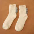 Gemütliche Korallenfleece-Dinosaurier-Socken Detail, weiche beige warme Plüschsocken. - Größe 35-40 / Weiß