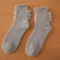Graue Korallenfleece Socken Detail mit süßem Dinosaurier Rücken-Design und Stickerei. - Größe 35-40 / Grau