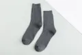 Gros plan détaillé de chaussettes montantes grises côtelées en coton pour hommes. - EU 40-44 / Gris foncé