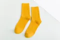 Vue détaillée des chaussettes pour hommes en coton jaune avec motif côtelé vertical. - EU 40-44 / Jaune