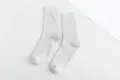 Vue détaillée de chaussettes homme en coton gris côtelé, texture douce et style épuré. - EU 40-44 / Gris clair