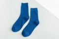 Chaussettes montantes en coton côtelé bleu pour hommes, design minimaliste et élégant. - EU 40-44 / Bleu Saphir