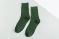 Chaussettes côtelées vert foncé pour homme, détail de confort en coton tricoté doux. - EU 40-44 / Vert Militaire