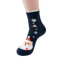 Weihnachtsmann Muster Detail auf kuscheligen dunkelblauen mittelhohen Wintersocken. - Einheitsgröße / Gerade Socken in Marineblau mit Apfel & Weihnachtsmann
