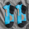 Herren Sportsocken mit Dämpfung, blaue und schwarze Outdoor Wandersocken Detail Ansicht. - Einheitsgröße / Blau Gold