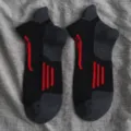 Herren Sport Socken Detailansicht mit atmungsaktivem Strickgewebe und Polsterung. - Einheitsgröße / Schwarz-Dunkelgrau