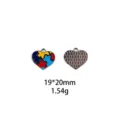 Vue détaillée du charm cœur puzzle en alliage, motif coloré à l'avant, dos texturé en métal. - #4 Style Puzzle Cœur / Argent