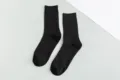 Vue rapprochée de chaussettes noires côtelées, design classique pour un confort au quotidien. - EU 40-44 / Noir
