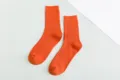 Vue détaillée de chaussettes en coton côtelé orange uni montrant une texture fine et un tissu. - EU 40-44 / Rouge Orangé