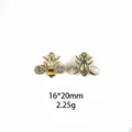 Close-up detail van 16x20mm legering strass bijen hanger, DIY knutsel accessoire. - Beige Geometrisch