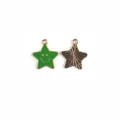 Détail en gros plan de pendentifs étoile, avec smiley vert et motifs noirs distincts. - Étoile à Cinq Branches Verte