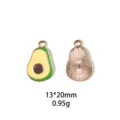 Détail du pendentif en métal avocat montrant le design avant et arrière, parfait pour le bricolage. - Style Avocat