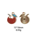 Vue détaillée du pendentif breloque en alliage émaillé cocktail noix de coco, recto et verso. - Style Cocktail Noix de Coco