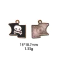 Vue détaillée du pendentif en alliage émaillé tête de mort pirate montrant recto et verso. - Style Drapeau de Pirate (#21)