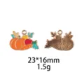 Detailopname van de Thanksgiving pompoen geëmailleerde legering bedel met dubbelzijdig. - Maat #18