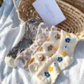 Süße florale bestickte Damensocken, japanischer Stil, bequeme Freizeitsocken im Alltag. - Einheitsgröße / Kleine Rot Blumen Haargummi