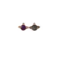 Close-up detail van schattige Saturnus planeet geëmailleerd legering sieraden hanger DIY accessoire. - Paars