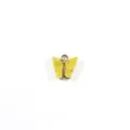 Close-up van een felgele vlinder hars legering bedel hanger accessoire detail opname. - Geel
