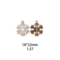 Gedetailleerd overzicht van de legering sneeuwvlokhanger met fijn blauw glazuur. - Lichtblauwe Sneeuwvlok / Rood Gouden Bloem