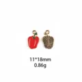 Rode paprika geëmailleerd metalen hanger detailweergave, leuk groente sieradenstuk. - Beige Polka Dot