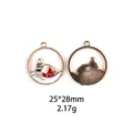 Vue détaillée du pendentif en alliage émaillé cabane de Noël avec des couleurs vives. - #7
