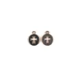 Gros plan de deux charms pendentifs croisés en alliage rond avec huile noire et finition texturée. - Taille US 6