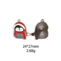 Vue détaillée du pendentif en alliage émaillé avec motif pingouin de Noël, recto et verso. - Taille US 8