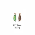 Vue détaillée du pendentif en alliage émaillé gousse de pois verte, taille 6x19mm et poids 0,53g. - Double Disque Suspendu