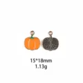 Vue détaillée du pendentif citrouille en émail orange, idéal pour la création de bijoux DIY. - Fleur & Rayures