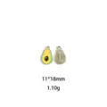 Gros plan détail du charm pendentif avocat en alliage émaillé, taille 11x18mm, idéal pour bijoux DIY. - #7