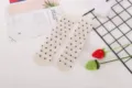 Beige Socken mit schwarzen Punkten, transparente Netz-Wadensocken im süßen japanischen Stil. - Polka Dots / Weiß