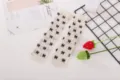 Detailaufnahme süßer weißer Netz-Wadensocken mit schwarzen Schleifen, süßer Ballett-Stil. - Schleife / Weiß