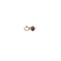 Close-up detail van mini getande hart oliedruppel legering hanger DIY sieraden. - Wit