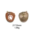 Vue de détail pendentif gant de baseball émaillé, accessoire de bijoux DIY en alliage métal. - Fleur & Rayures