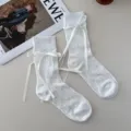 Weiße Ballett-Stil Wadenstrümpfe für Damen mit elegantem Satin-Schleifenband Design. - Einheitsgröße / Weiß