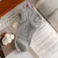 Graue Damen Kurzsocken mit Rippenmuster und süßer rosa Schleife Bestickung aus weicher Baumwolle. - Einheitsgröße / Hellgrau