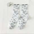 Niedliche Kuhflecken Wadenstrümpfe für Damen, stylische Harajuku Baumwoll Socken. - Einheitsgröße / Grauer Kuh-Print