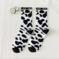 Schwarz-weiße Kuhmuster Freizeitsocken, süße Harajuku Baumwoll-Mittelrohrsocken für Damen. - Einheitsgröße / Schwarz-weiße Kuh