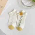 Damen weiße Kurzsocken mit gelbem Tulpenmuster und atmungsaktivem Sommerstil Design - Tulpe