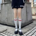 Weiße Wadenstrümpfe mit roten Streifen, japanische JK-Stil Schülersocken für den Alltag. - Einheitsgröße / Cremeweiß mit roten Streifen