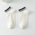 Damen weiße kurze Socken mit schwarzen Doppelstreifen, japanische Baumwoll Freizeitsocken. - Einheitsgröße / Weiß
