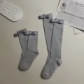 Calze lunghe a coste grigie da donna con grazioso fiocco gambaletti stile vintage - Taglia unica / Grigio - Metà polpaccio