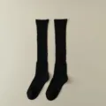 Klassische einfarbige schwarze Rippstrick Kniestrümpfe für Damen, bequeme lange Freizeitsocken. - Einheitsgröße / Dunkle Farbe