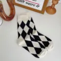 Schwarze und weiße Argyle Muster Wadenstrümpfe für Damen, stilvoll, bequem für Alltag. - Einheitsgröße / Weiß Überknielang