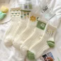 Süße grüne Damen Socken mit Blumenmuster, japanischer Retro College Stil Freizeitsocken. - Unabhängige OPP-Beutelverpackung / Kleiner Setzling